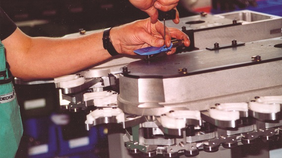 Handarbeit bei DMG-Anlagen